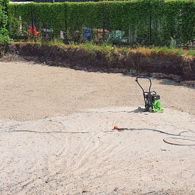 Foto einer ausgehobenen Teichkontur mit weißem Bausand
