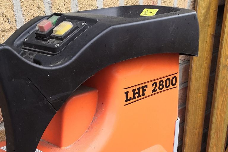Foto des oberen Teils eines orangenen Häckslers mit Aufschrift "LHF 2800"